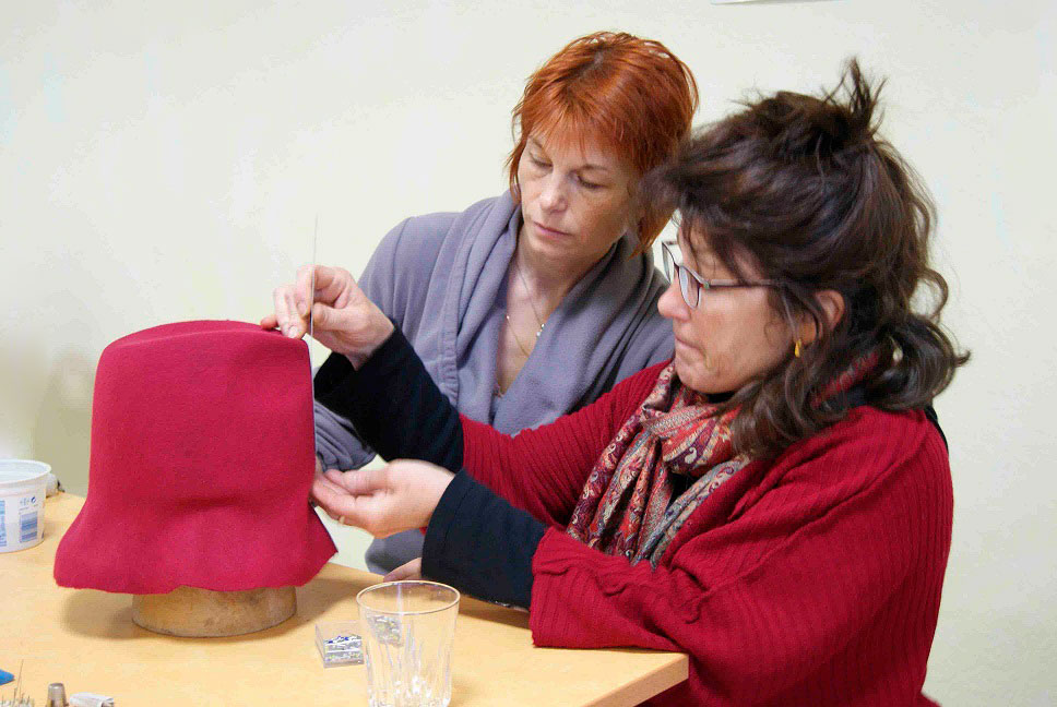 Fabrication de chapeaux et petits volumes en feutre moulé