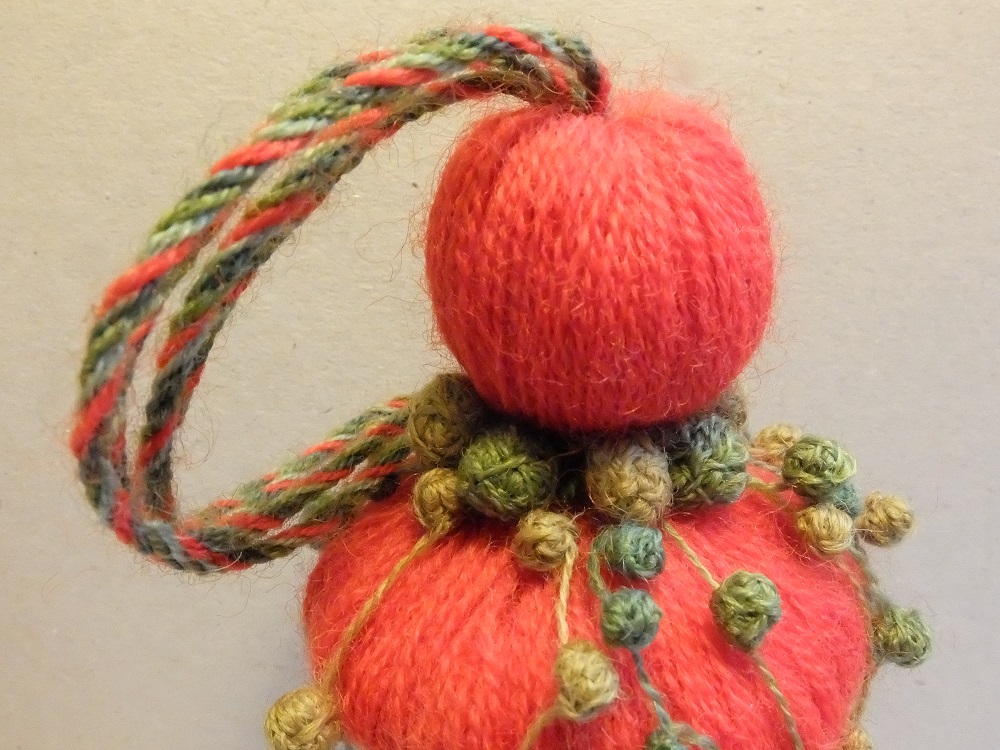 Atelier d'initiation à la passementerie, technique d'ornementation utilisée dans le vêtement ou dans l'ameublement, et réalisation d'un gland