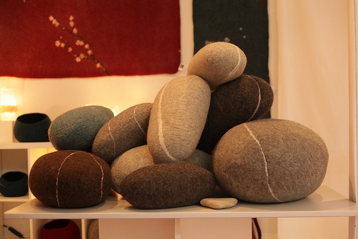 Formation développement de produits décoratifs en feutre de petits ou grands formats - Galets-pouf de Birgit Kirkamm
