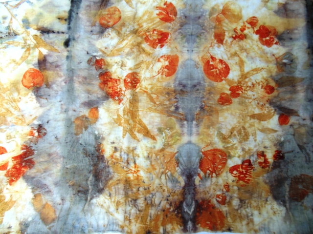 Ecoprint avec eucalyptus by Fabienne Rey sur étamine de laine