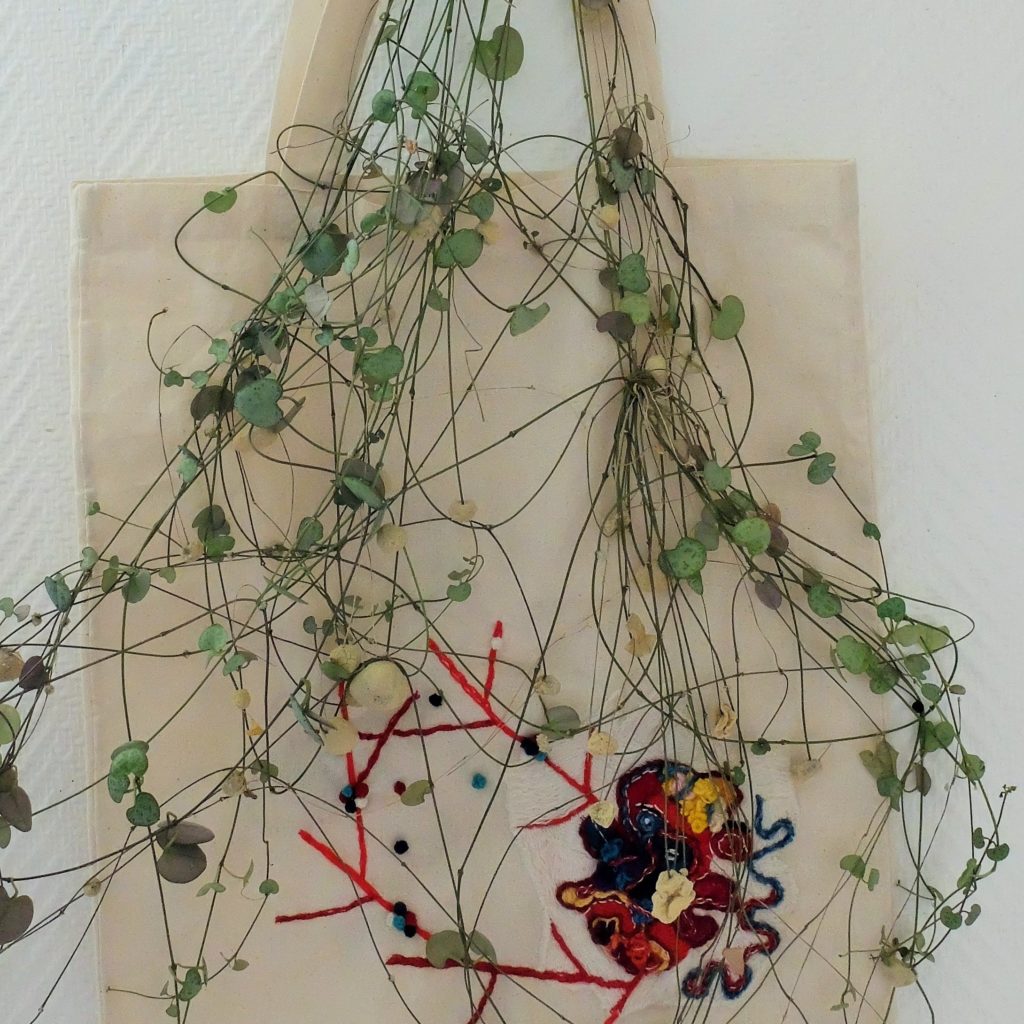 Découverte de la passementerie, technique d'ornementation utilisée dans le vêtement ou dans l'ameublement