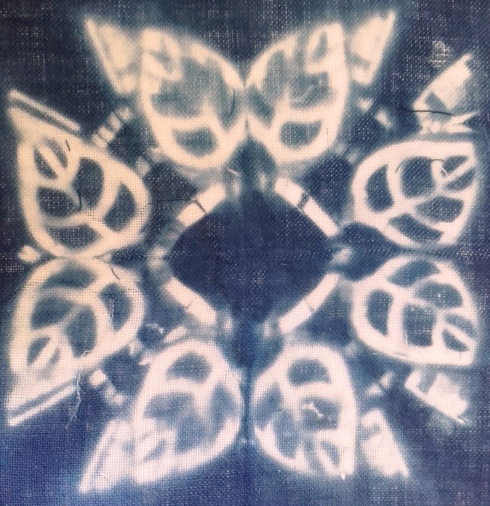 Atelier d'initiation à la teinture à l'indigo et réalisation d'échantillons de tissus avec motifs imprimés à l'indien