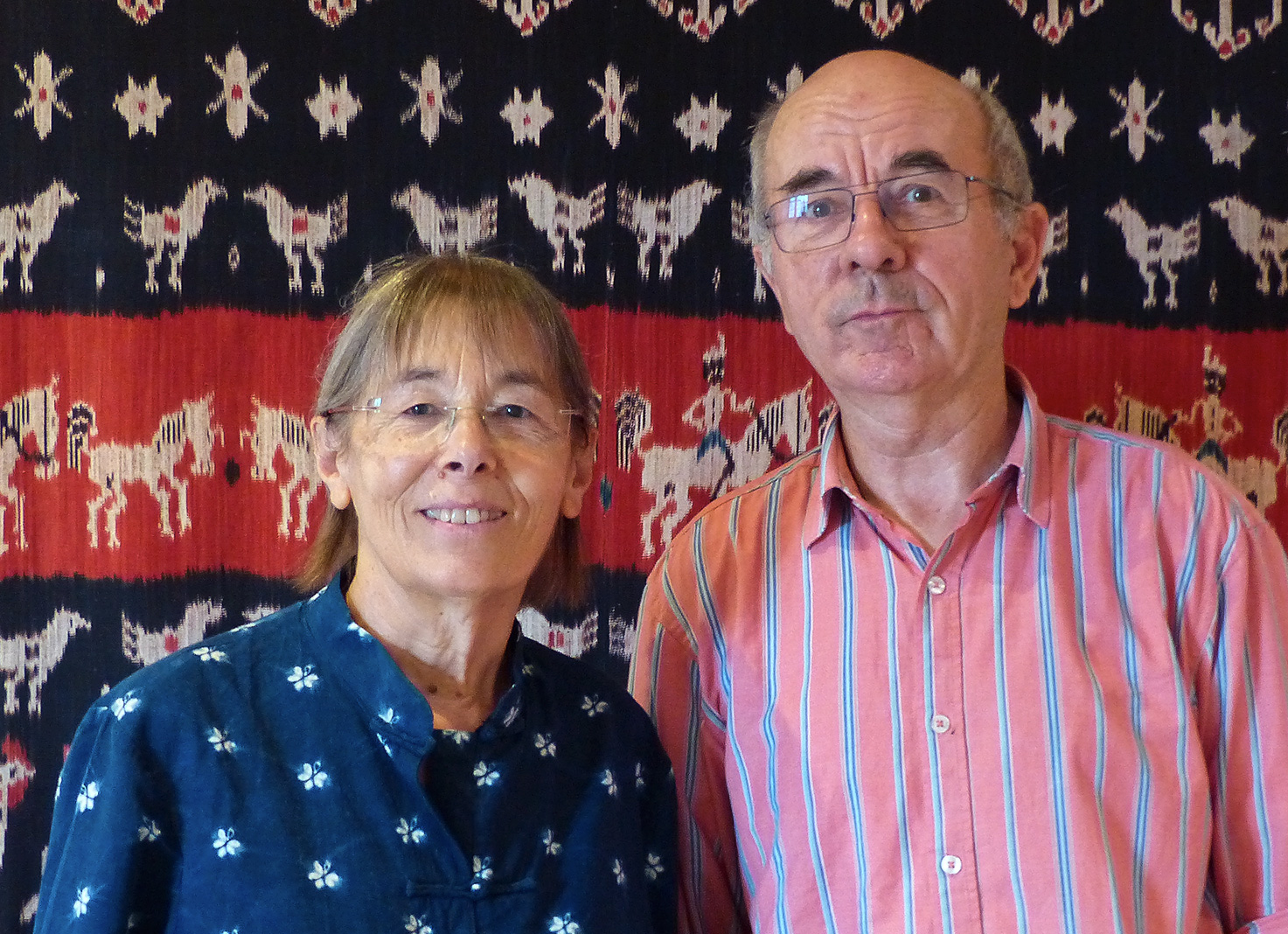 Portrait_de_Monique_et_Remi_Prin_devant_ikat_Sumba